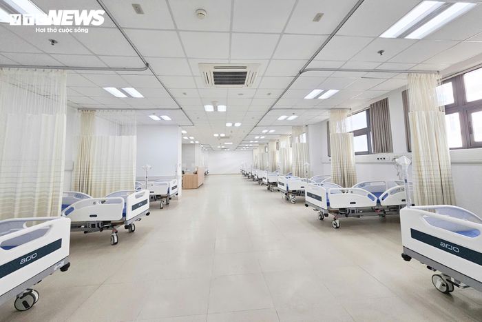 Tại cơ sở mới, hệ thống giường bệnh nội trú được đầu tư hiện đại, thiết kế đồng bộ, đáp ứng yêu cầu chăm sóc và điều trị cho người bệnh trong thời gian nằm viện.