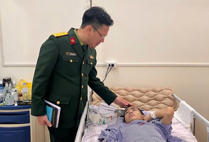 Tiến sĩ, bác sĩ Vũ Minh Dương tới thăm Hiếu khi em điều trị tại Bệnh viện Bỏng Quốc gia Lê Hữu Trác. (Ảnh: BSCC)