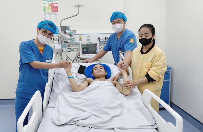 Những cái nắm tay từ nhân viên y tế tiếp thêm động lực cho Hiếu. (Ảnh: BSCC)