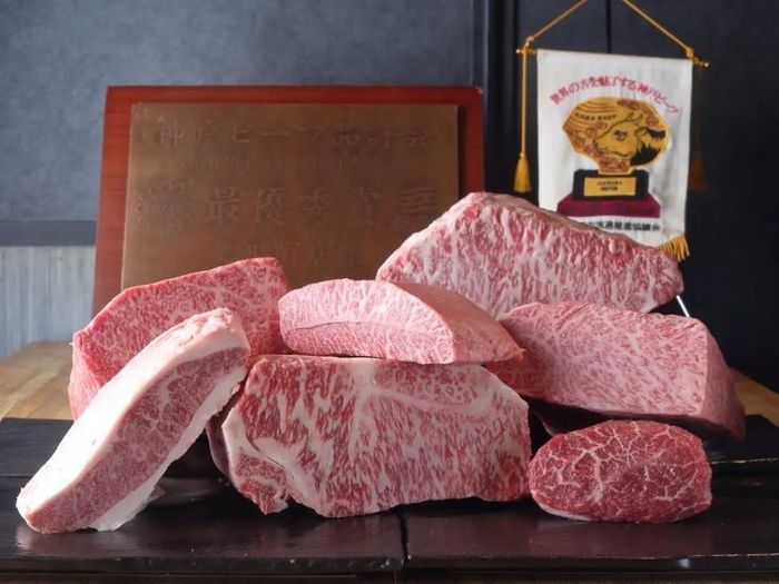Người Nhật Bản có quy trình khắt khe để khiến thịt bò Kobe luôn khan hiếm. (Ảnh: KKday)