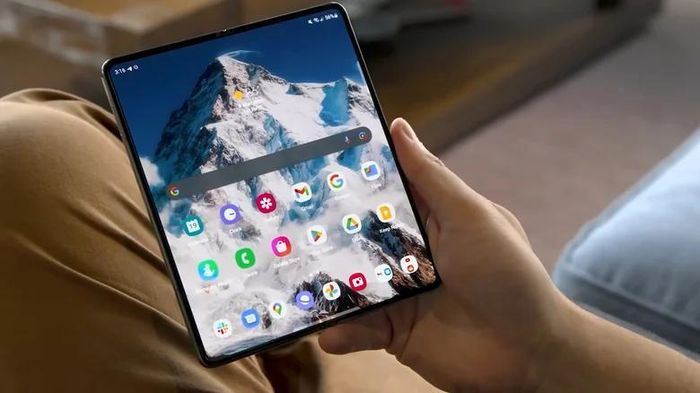 Thiết bị màn hình gập Samsung mở rộng như máy tính bảng, mang lại trải nghiệm đa nhiệm và hiển thị sống động. (Ảnh: Engadget)