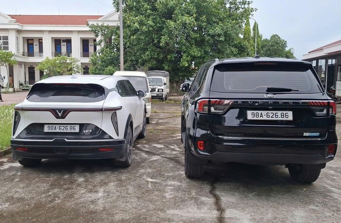 Ô tô màu trắng gắn biển số giả trùng với biển xe ô tô màu đen.