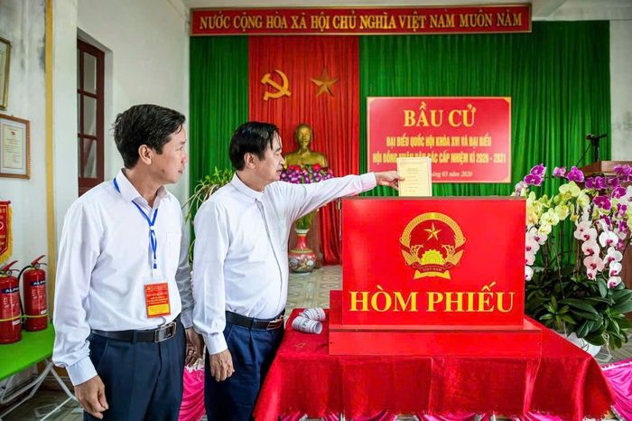 Các linh mục tại địa phương tích cực phối hợp với chính quyền trong công tác chung, thể hiện sự tin tưởng và đồng hành trong xây dựng cộng đồng đoàn kết, ổn định.
