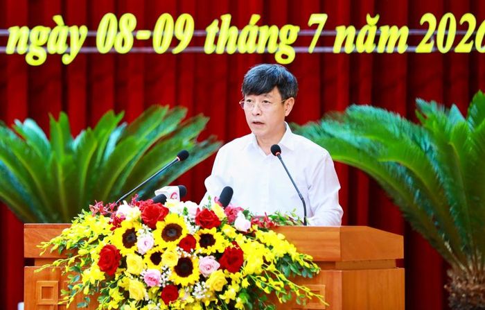 Ông Đinh Ngọc Sơn, Phó Giám đốc Sở Giáo dục và Đào tạo Quảng Ninh trình bày tóm tắt dự thảo nghị quyết về phát triển giáo dục, thu hút nhân tài.