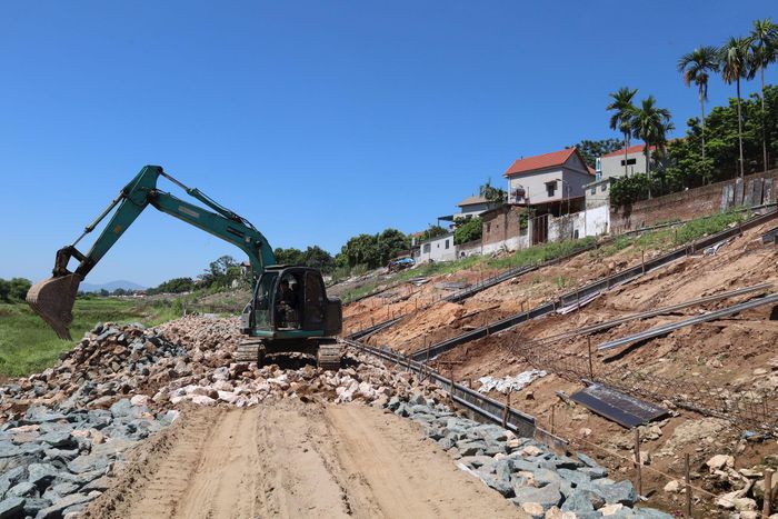 Bờ sông hữu Hồng, đoạn xã Quảng Oai được thành phố Hà Nội đầu tư xây dựng công trình kè hộ chân bảo vệ đê điều, an toàn tính mạng, tài sản người dân. Ảnh: Kim Nhuệ