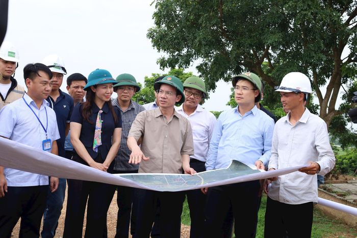 Phó Chủ tịch UBND thành phố Hà Nội Bùi Duy Cường kiểm tra, chỉ đạo sở, ngành, địa phương đầu tư công trình phòng, chống thiên tai phải bài bản, hiện đại, tính toán cả khả năng lũ vượt mực nước thiết kế. Ảnh: Kim Nhuệ