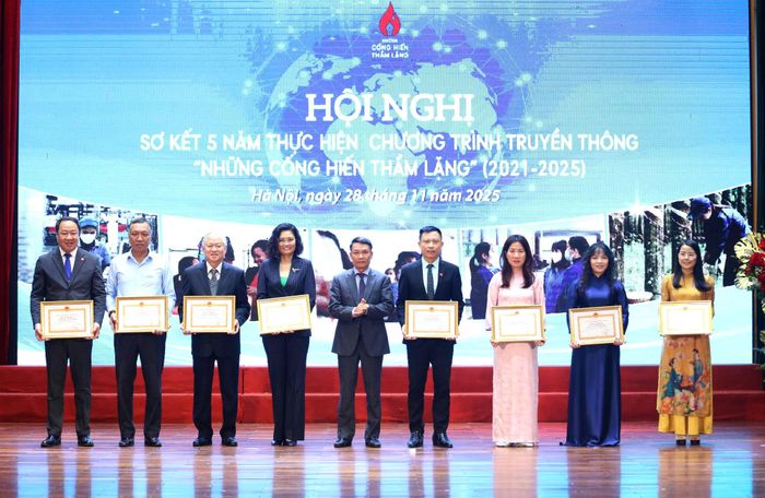 Ban tổ chức trao Bằng khen của UBND thành phố Hà Nội tặng các tập thể đóng góp tích cực cho hoạt động của Chương trình truyền thông “Những cống hiến thầm lặng”. Ảnh Phạm Hùng