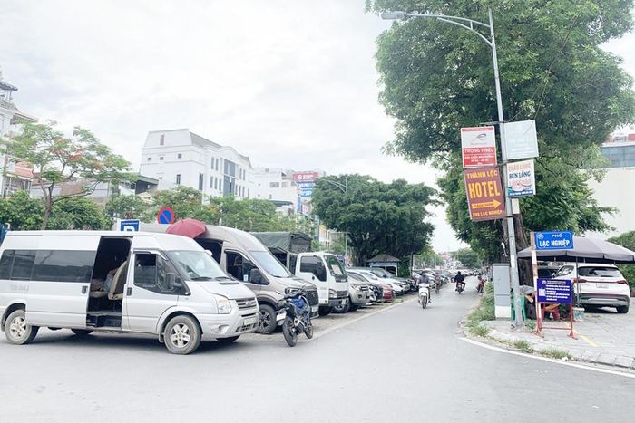 Bãi đỗ xe trên đường Trần Khát Chân sẽ được quy hoạch xây dựng thành điểm đỗ xe phục vụ Vùng phát thải thấp. Ảnh: Tuấn Khải