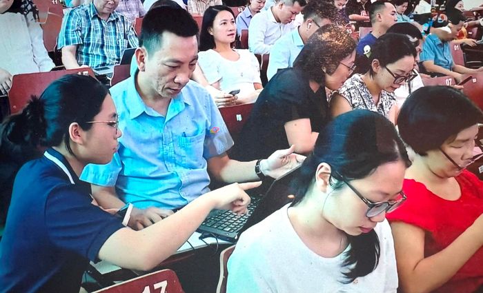 Cán bộ, công chức, viên chức Trường Đại học Thủ đô Hà Nội được hướng dẫn các tính năng của không gian làm việc số HanoiWork. Ảnh: PV