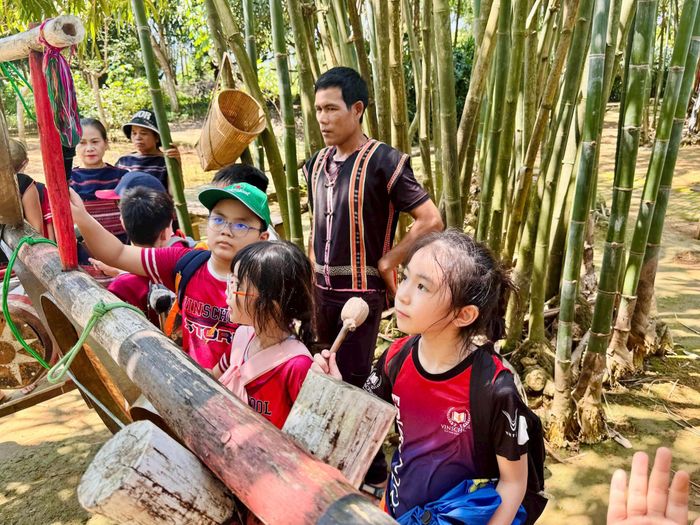 Nhiều hoạt động trải nghiệm cho người dân và du khách mọi lứa tuổi do đồng bào các dân tộc sinh sống tại Làng vẫn đang được duy trì.