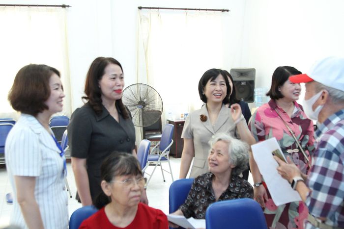 Bí thư Đảng ủy, Chủ tịch HĐND phường Cầu Giấy Nguyễn Thị Liễu kiểm tra công tác khám, chữa bệnh, trao đổi với các đối tượng chính sách. Ảnh: Vân Nhi