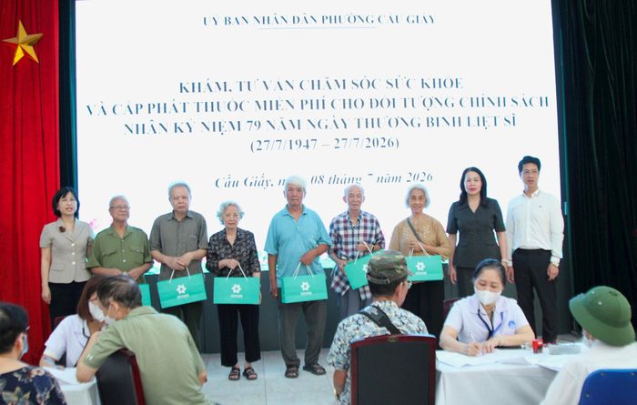 Lãnh đạo phường Cầu Giấy tặng quà cho các đối tượng chính sách tham gia khám, chữa bệnh. Ảnh: Vân Nhi