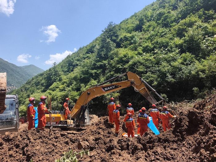 Tìm kiếm nạn nhân tại hiện trường vụ việc. Ảnh: Chính quyền địa phương