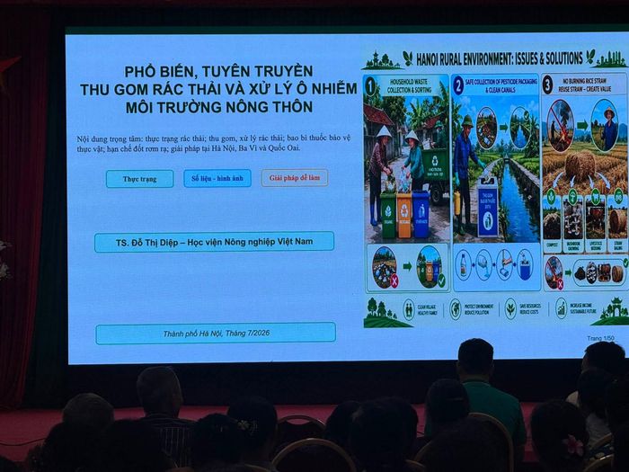 Nông dân xã Thuận An được tập huấn kiến thức về bảo vệ môi trường. Ảnh: Vân Thư