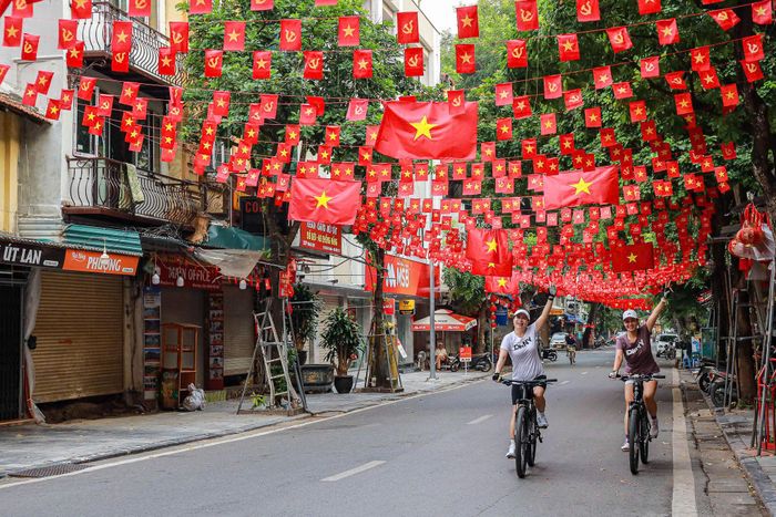 Người dân mong chờ những thay đổi cụ thể trong cuộc sống hằng ngày. Ảnh: Hữu Thắng