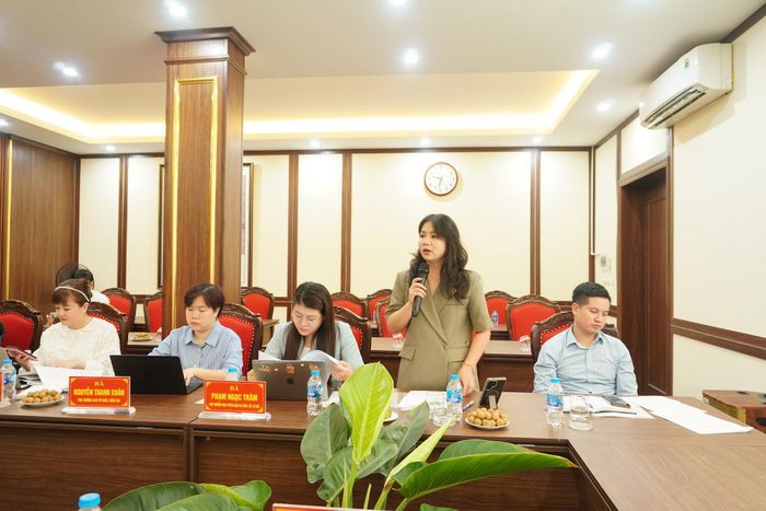 Chủ tịch Ủy MTTQ phường Cầu Giấy Lê Thị Thu Trang trao đổi ý kiến tại hội nghị. Ảnh: Lê Dung