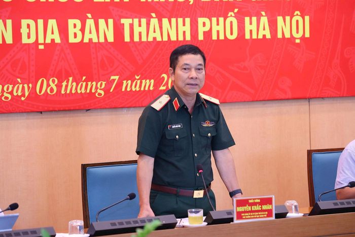 Thiếu tướng Nguyễn Khắc Nhân, Phó Chính ủy Bộ Tư lệnh Thủ đô Hà Nội phát biểu tại hội nghị. Ảnh: P.Đ