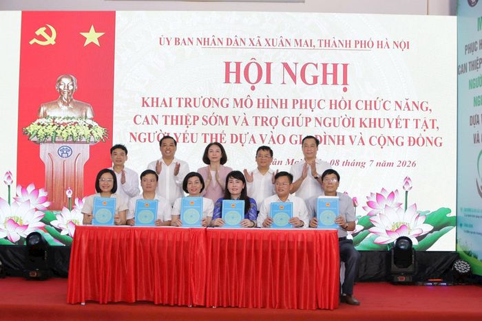 Các đại biểu thực hiện ký kết phối hợp toàn diện giữa các bên. Ảnh: Duy Tuân