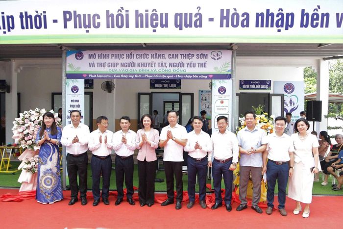 Niềm vui của các đại biểu khi mô hình phục hồi chức năng, can thiệp sớm và trợ giúp người khuyết tật, người yếu thế đi vào vận hành hiệu quả tại xã Xuân Mai. Ảnh: Duy Tuân