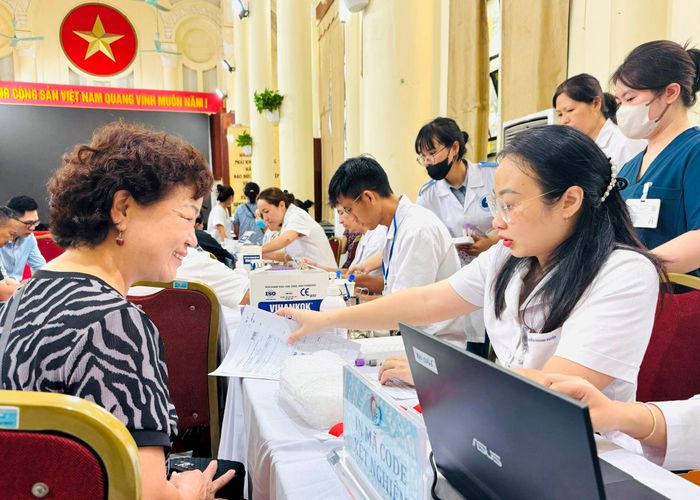 Người dân được các bác sỹ tư vấn và thăm khám tại chương trình. Ảnh: Nguyên Bảo