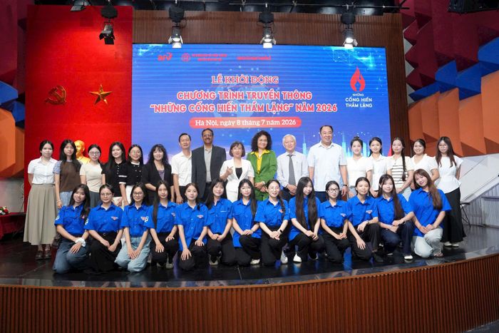 Ban tổ chức chụp ảnh lưu niệm cùng các diễn giả, khách mời tham dự chương trình. Ảnh: Phạm Hùng