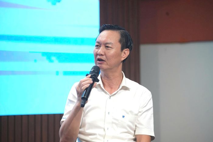 Ông Vũ Quang Thành, Phó Giám đốc Trung tâm Dịch vụ việc làm Hà Nội trao đổi tại tọa đàm. Ảnh: Phạm Hùng