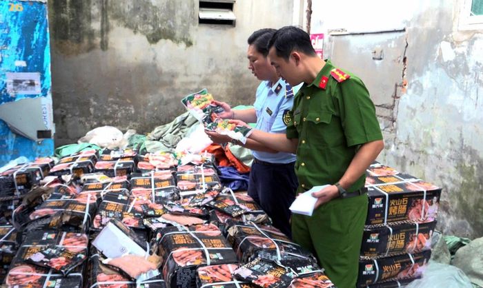 QLTT Hà Nội bắt giữ xúc xích nhập lậu tại phường Yên Hòa. Ảnh: QLTT