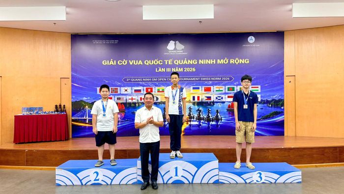 Ban Tổ chức trao giải cho các vận động viên xuất sắc. Ảnh: Nguyễn Vinh