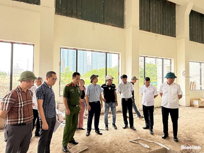 Lãnh đạo phường Phú Thượng và đại diện Công ty TNHH Nam Thăng Long kiểm tra tiến độ thi công, hoàn thiện Trạm bơm Phú Thượng. Ảnh: Hữu Vượng
