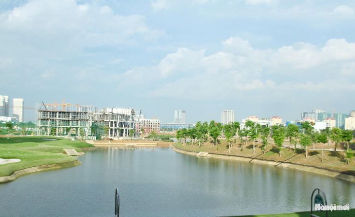 Hồ điều hòa rộng 25ha tại Khu đô thị Nam Thăng Long đóng vai trò điều tiết nước cho toàn khu vực. Ảnh: Cao Kỳ
