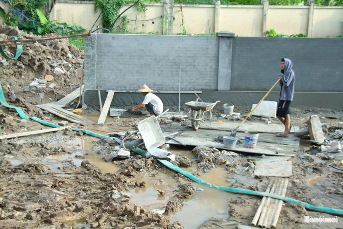 Tại khu vực Trạm bơm Phú Thượng, công nhân đang khẩn trương hoàn thiện những công đoạn cuối cùng của dự án. Ảnh: Cao Kỳ