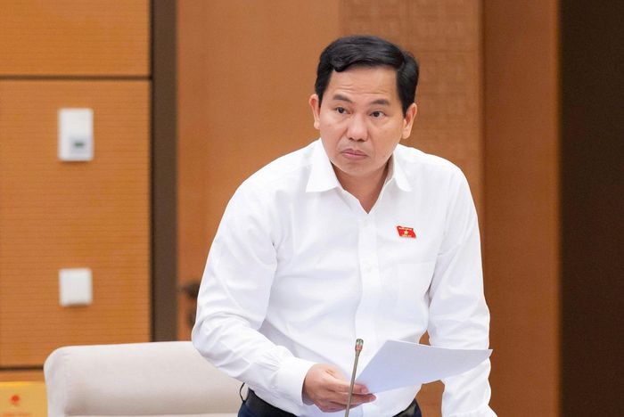 Tổng Thư ký Quốc hội, Chủ nhiệm Văn phòng Quốc hội Lê Quang Mạnh trình bày báo cáo. Ảnh: media.quochoi.vn
