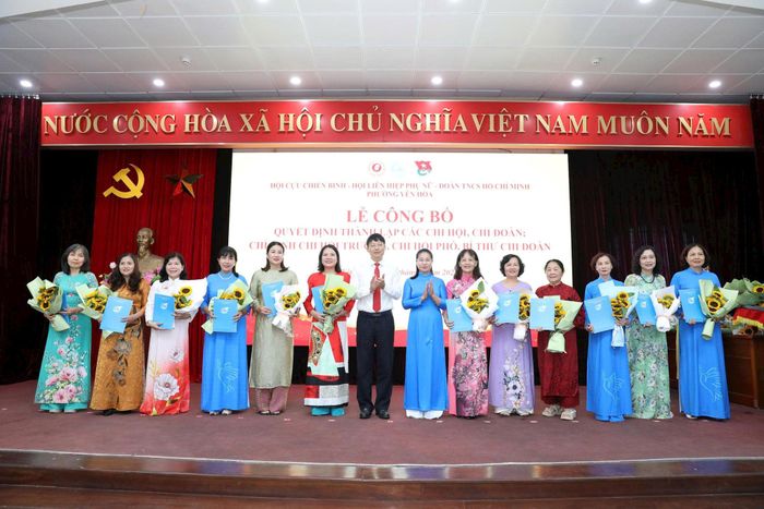Phó Bí thư Thường trực Đảng ủy phường Trần Việt Hà và Chủ tịch Hội Liên hiệp phụ nữ phường Lê Thị Hà Thu trao quyết định thành lập các chi hội Phụ nữ. Ảnh: PV