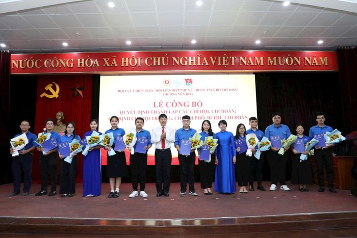 Phó Bí thư Thường trực đảng ủy phường Trần Việt Hà và Bí thư Đoàn phường Vũ Thúy Anh trao quyết định thành lập các chi đoàn. Ảnh: PV