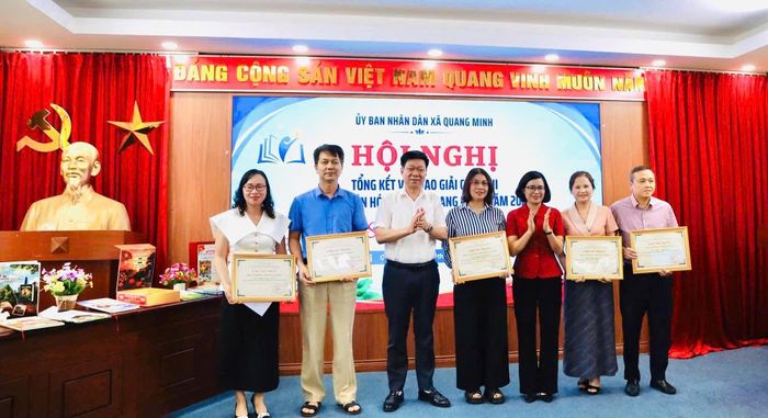 Lãnh đạo xã Quang Minh trao giải cuộc thi và khen thưởng 5 đơn vị có thành tích xuất sắc trong công tác phát triển văn hóa đọc. Ảnh: PV