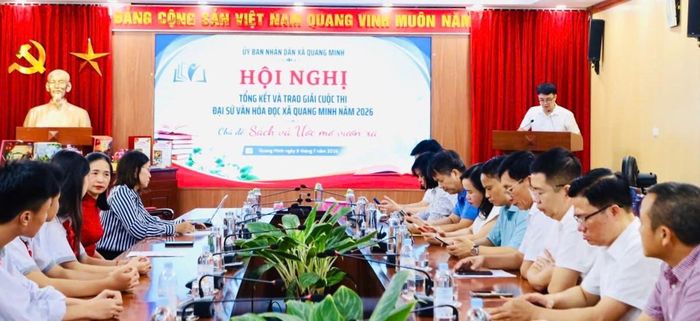 Giám đốc Trung tâm Dịch vụ Tổng hợp xã Quang Minh Đỗ Văn Chiến phát biểu tại hội nghị. Ảnh: PV