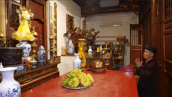 Ông Nguyễn Đức Hồng, phụ giúp ông Thủ từ Nguyễn Chính Chinh trông nom, coi sóc đền Nội thành kính với các bảo vật di sản có hàng nghìn tuổi bên trong đền Nội. Ảnh: Hữu Tiệp