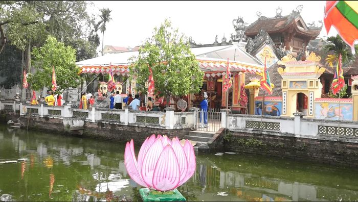 Lễ hội đền thờ Quốc Tổ Lạc Long Quân hàm chứa trong đó một loạt biểu tượng văn hóa, hình thành nên một hệ biểu tượng văn hóa Việt Nam. Ảnh: Hữu Tiệp