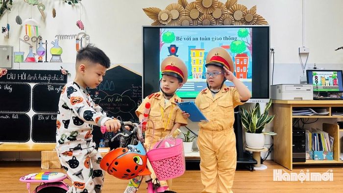 Trước khi vào lớp 1, trẻ nên được rèn kỹ năng thay vì phải "đọc thông, viết thạo". Ảnh: NTCC