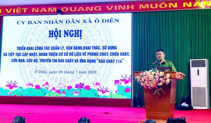 Cán bộ Đội Chữa cháy và Cứu nạn, cứu hộ khu vực số 24 hướng dẫn triển khai ứng dụng “Báo cháy 114”. Ảnh: Đinh Hiền