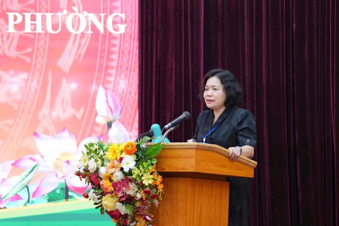 Giám đốc Trạm Y tế phường Việt Hưng Đỗ Thị Thu Hà trả lời ý kiến của người dân về chương trình. Ảnh: PV