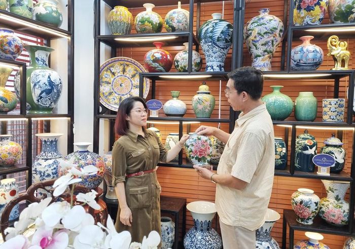 Sản phẩm gốm sứ Bát Tràng được nhiều khách hàng trong nước và quốc tế biết đến, ưa chuộng. Ảnh: Trung Nguyên
