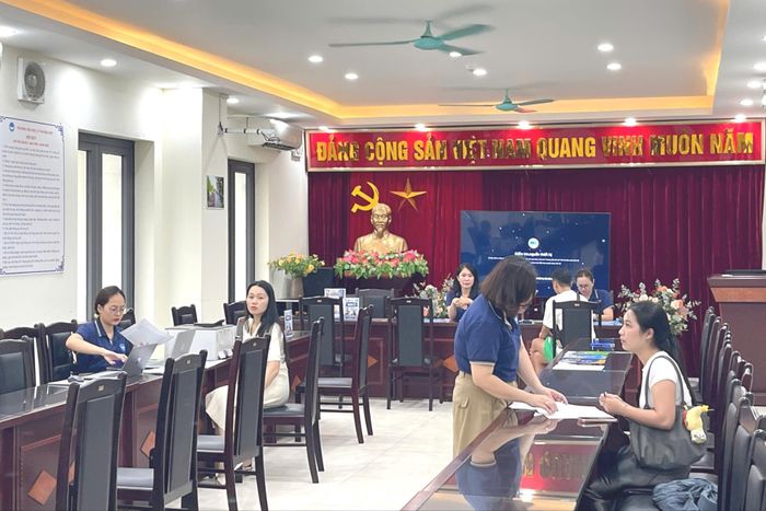 Để phục vụ công tác tuyển sinh đầu cấp, các nhà trường bố trí lực lượng trực hỗ trợ phụ huynh. Ảnh: Lê Thu