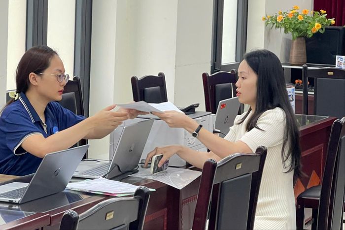Trường Tiểu học Lý Thường Kiệt bố trí cán bộ trực tiếp hỗ trợ phụ huynh học sinh thực hiện các thủ tục tuyển sinh. Ảnh: Lê Thu