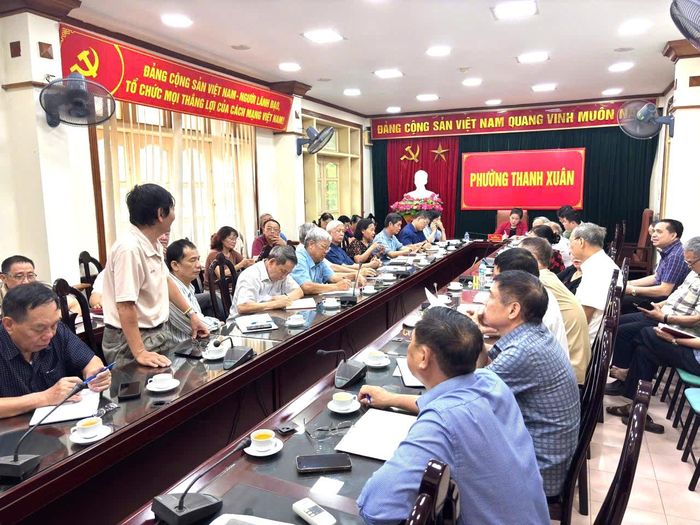Các bí thư chi bộ khu dân cư trao đổi ý kiến tại hội nghị giao ban sau kiện toàn, sắp xếp. Ảnh: PV