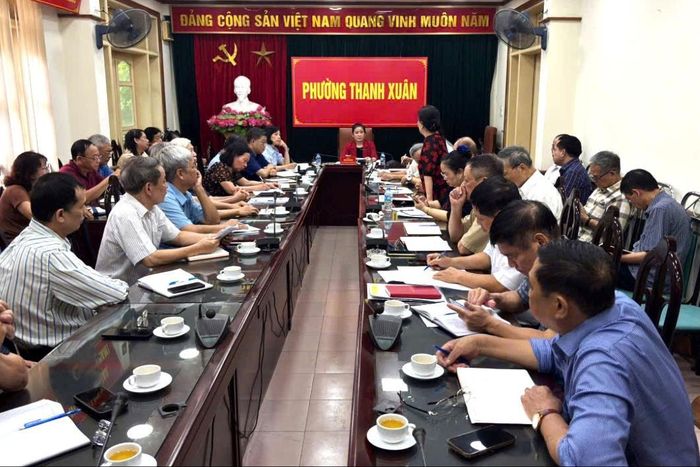 Tại hội nghị, các bí thư chi bộ khu dân cư trao đổi về các vấn đề phát sinh từ cơ sở sau kiện toàn, sắp xếp. Ảnh: PV