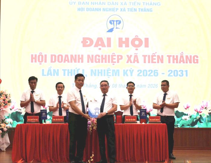 Phó Bí thư Đảng ủy, Chủ tịch UBND xã Nguyễn Minh Hải trao Quyết định thành lập Hội Doanh nghiệp xã Tiến Thắng. Ảnh: Quang Sáng