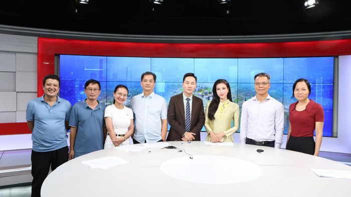 Các khách mời cùng ê-kip thực hiện Chương trình. Ảnh: Thanh Hải
