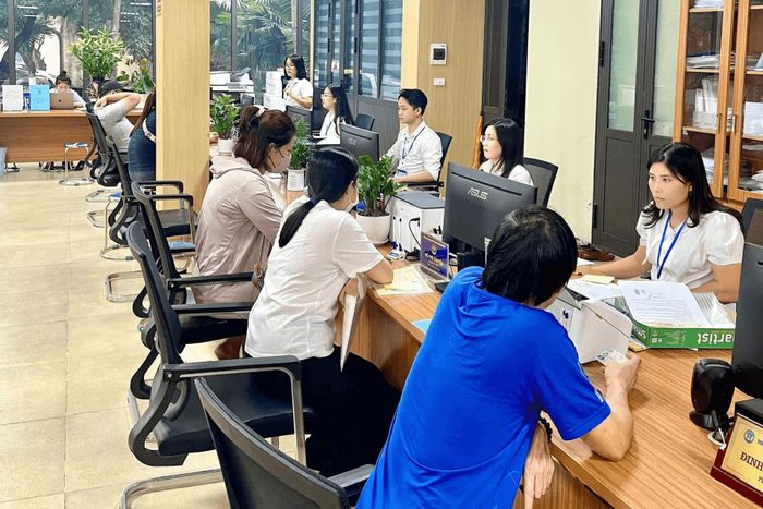 Công dân đến giao dịch tại Điểm phục vụ hành chính công số 9, xã Đan Phượng. Ảnh: Nga Nguyễn