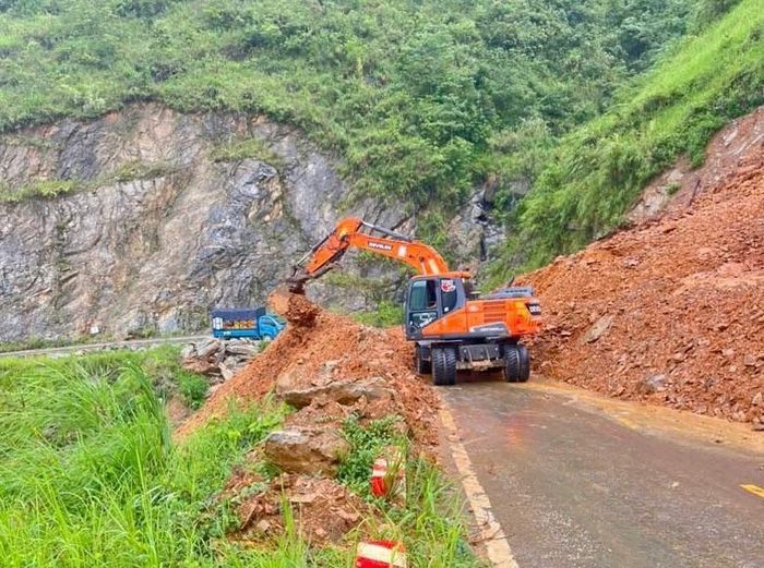 Mưa lớn gây sạt lở đất trên địa bàn tỉnh Tuyên Quang. Ảnh: CTV